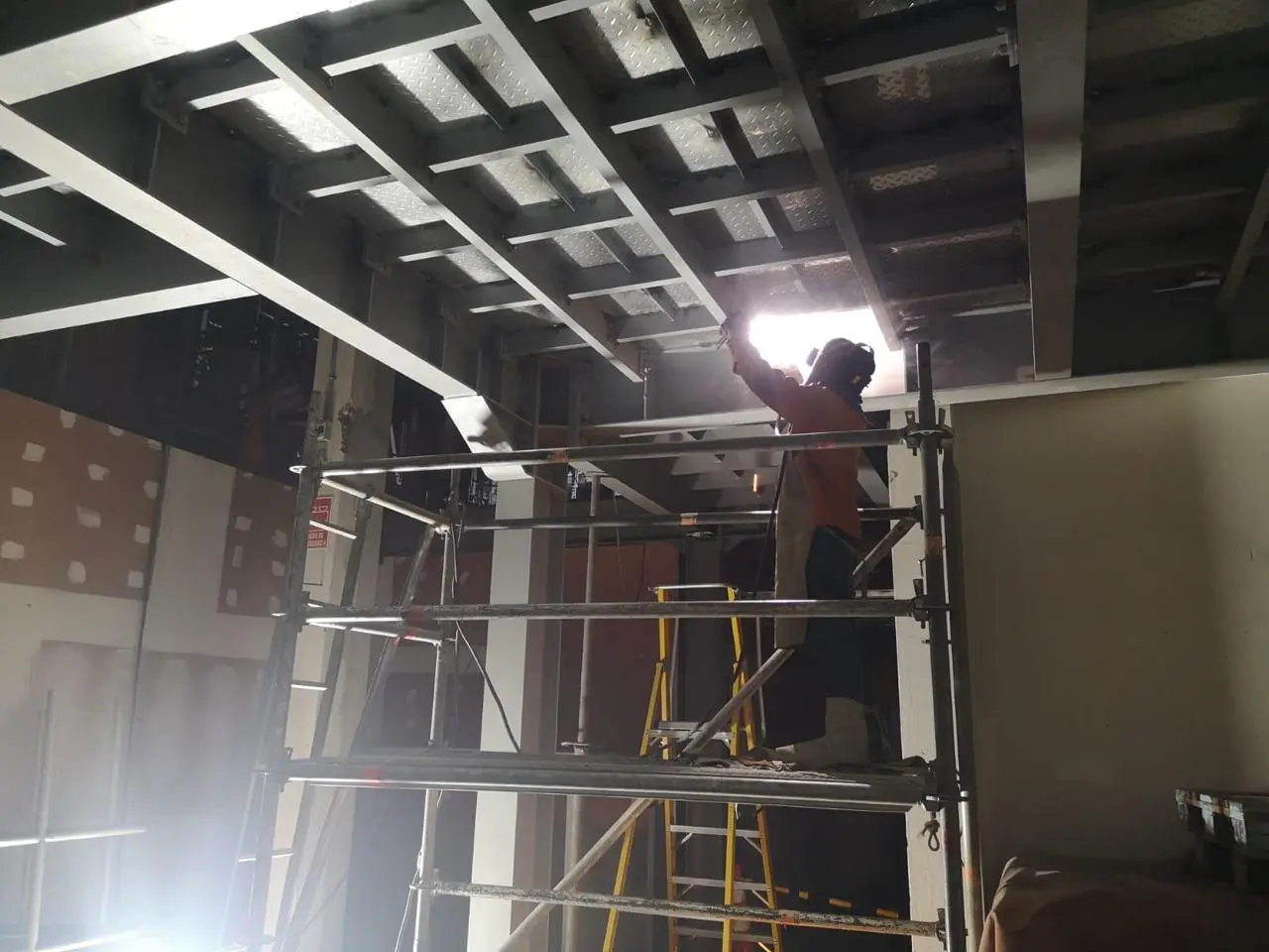 Equipo técnico realizando montaje industrial