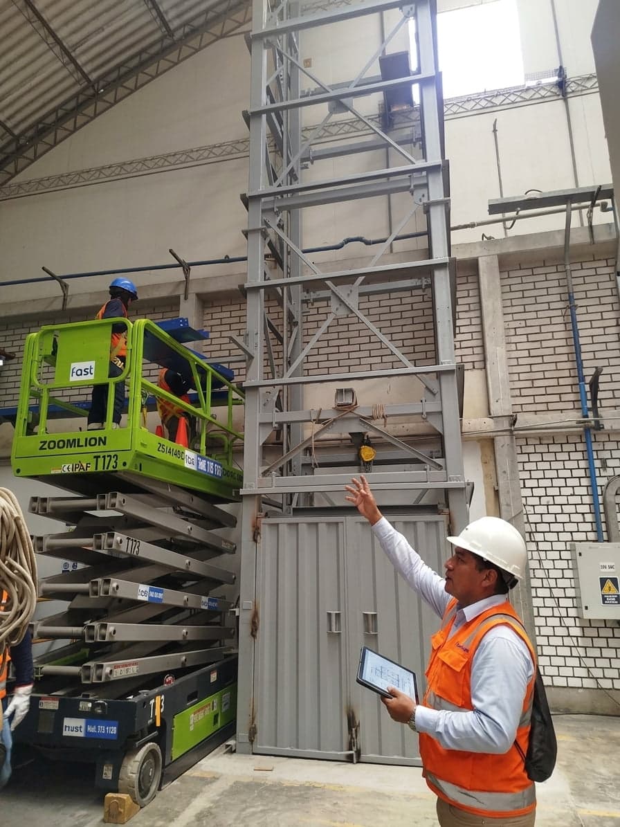 Ingeniero supervisando el proceso de fabricación de estructuras metálicas