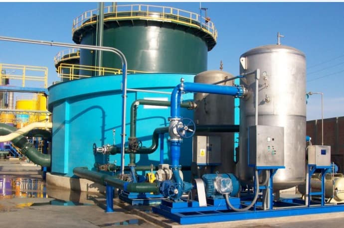 Equipo técnico realizando puesta en operación de equipos industriales